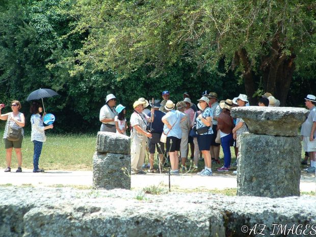 The many tourists at the archaeological site